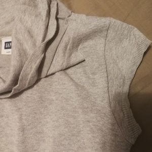 🍎 GAP gray top 🍎 is 5 for $10